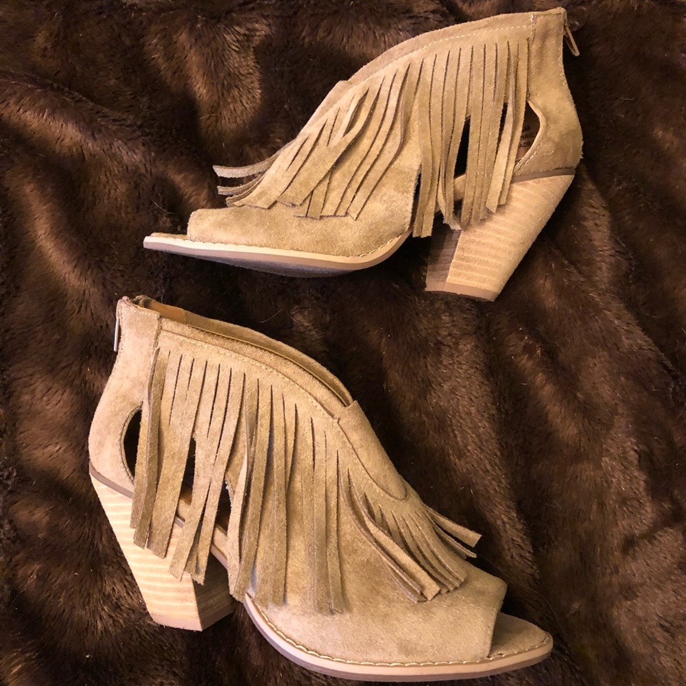 ❤️ Suede fringe booties NWOT ❤️